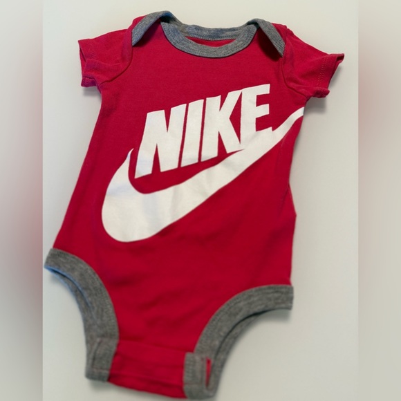 💥4/$20💥 Nike Baby Girls Fuchsia Pink Infant Bodysuit Onesie Size 6–12 Months - Picture 2 of 7